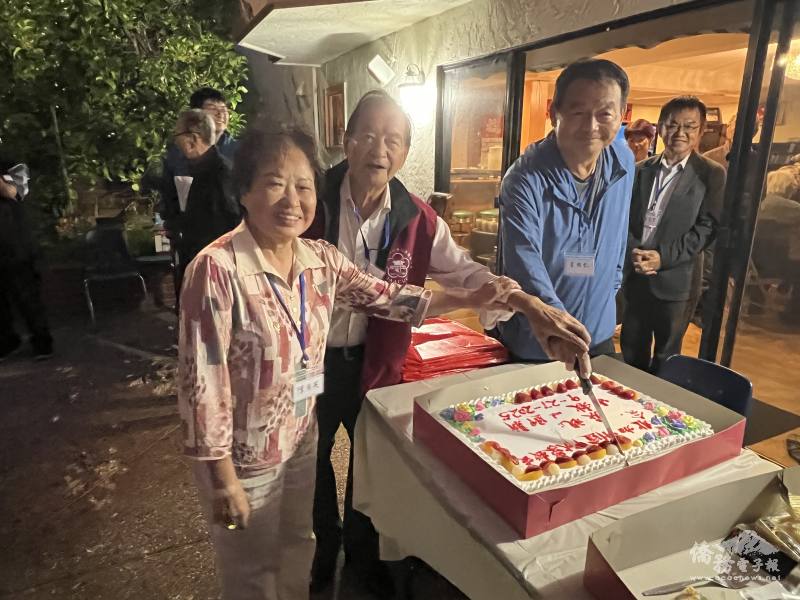 北加州逢甲校友會榮譽會長張人睿賢伉儷與會長黃銘孝共同切蛋糕歡慶中秋聯誼