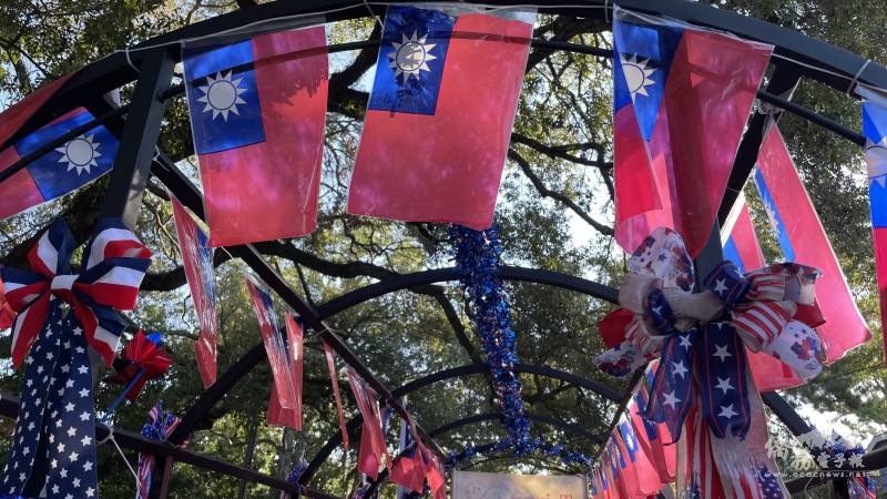 遊行花車充滿中華民國國旗歡慶雙十