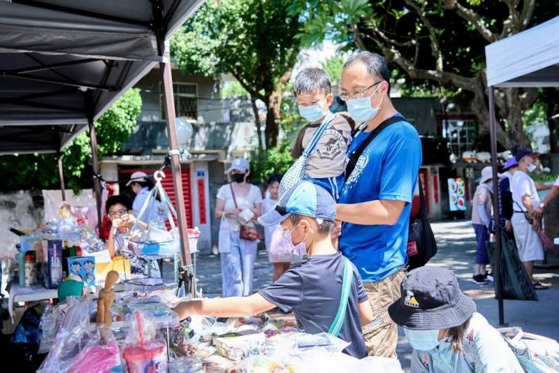 「2025新北市眷村文化節」27日在空軍三重一村登場，活動一路延續至10月31日，週末推出不同主題市集與手作體驗等，邀請民眾到場參與。（新北市文化局提供）