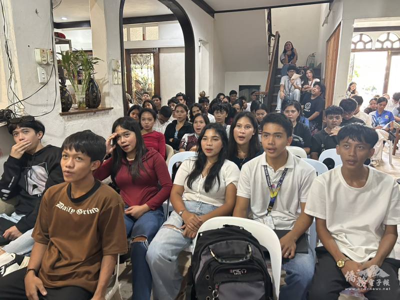 課程結束後，師生合影留念，臉上洋溢自信笑容。