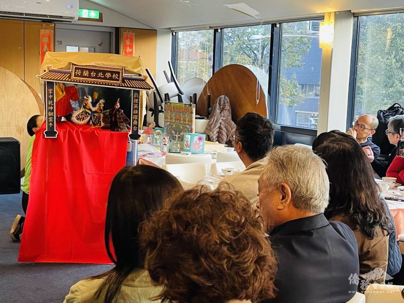 荷蘭臺北學校返臺參加僑委會文化種子老師培訓班陳又菱和劉怡君老師現場展演布袋戲