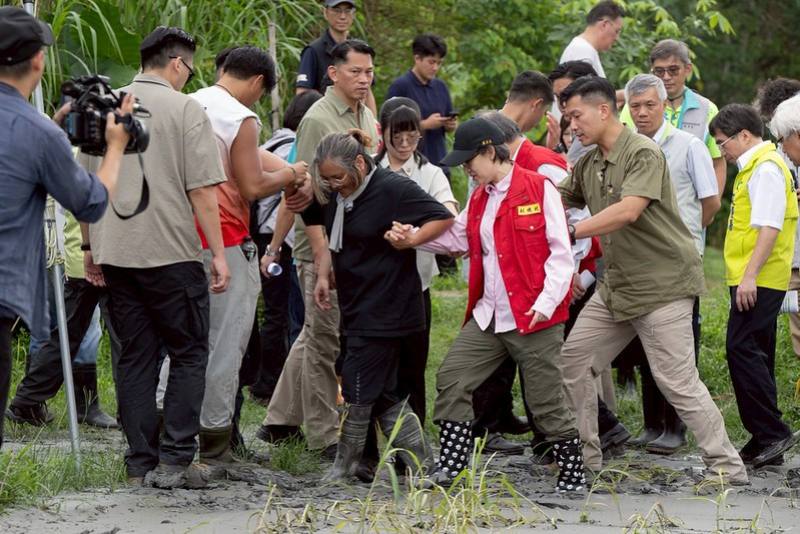 因應樺加沙颱風造成花蓮地區重大災情，蕭美琴副總統27日下午再度前往花蓮縣光復鄉關心救災狀況