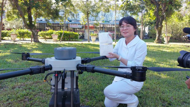 馬太鞍溪堰塞湖溢流重創花蓮縣光復鄉，花蓮慈濟醫院醫療團隊透過視訊遠距看診，並以無人機送藥，成功完成首例台灣災害現場實際應用「視訊醫療結合無人機送藥」創舉。（慈濟醫院提供）