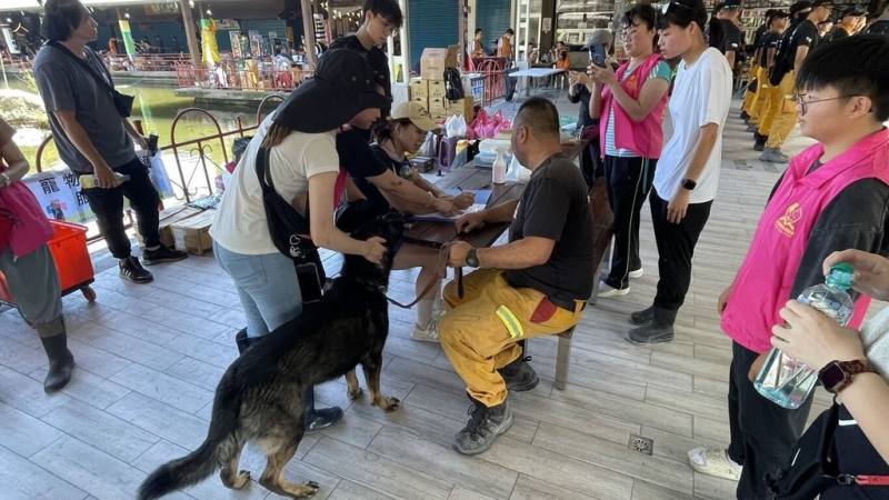 花蓮縣光復鄉因堰塞湖溢流遭重創，許多動物也面臨困境，縣府特與花蓮縣獸醫師公會與台灣寵物保姆協會合作，28日起至10月2日將在光復糖廠販賣部辦理犬貓健康守護義診與緊急照護服務。（花蓮縣政府提供）