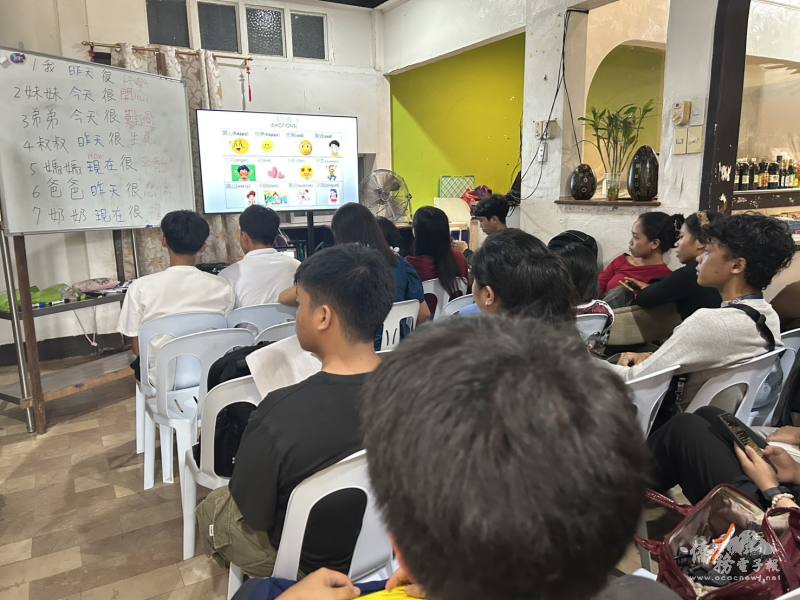 學生們在課堂上專注學習，展現結合人工智慧（AI）輔助華語學習的熱烈氛圍。