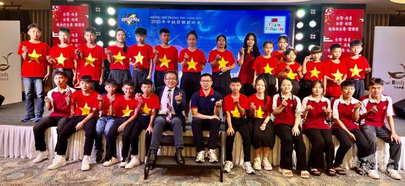 劉世忠及鄭閎元與SOS孤兒院小朋友開心合影