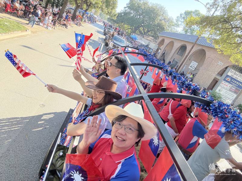 沿途向民眾揮舞我國及美國國旗