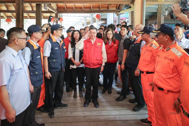 卓院長特別慰問各縣市前來前進協調所支援救災的警消、國軍及海巡同仁們
