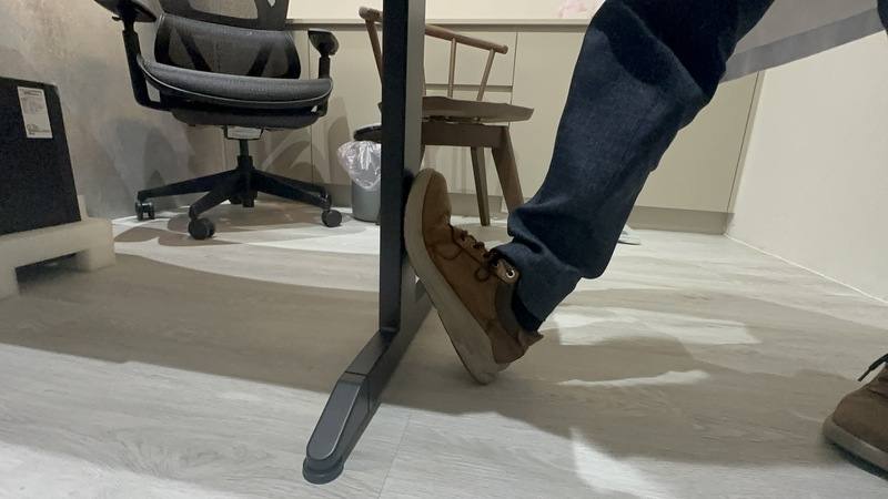 花蓮馬太鞍溪堰塞湖溢流釀災，「鏟子超人」連假期間湧入災區協助清掃。其澤中醫診所院長吳晉廷分享，舒緩小腿肌肉酸痛，腳掌可採著樓梯或頂著高物，重心下壓，拉伸小腿肌肉緩解痠痛。