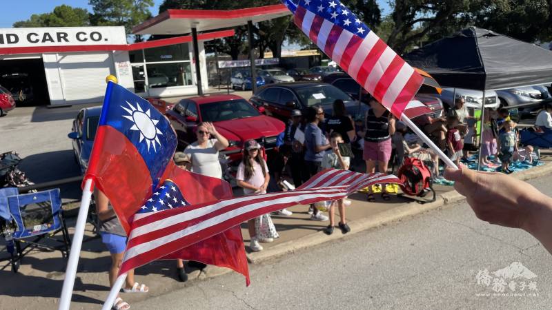 沿途民眾熱烈響應