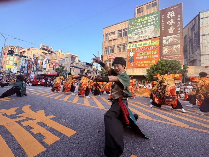 2025台中國際踩舞嘉年華27日起在清水區熱鬧登場，今年是首次移師海線舉辦，國內外踩舞團體輪番上陣，吸引大批民眾目光。