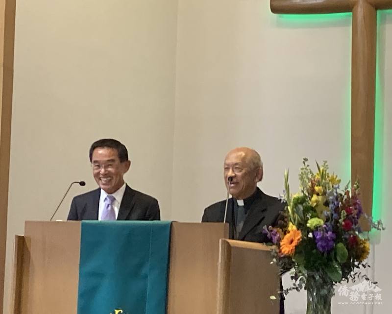 牧師紀元訓(右)證道，長老陳澤華(左)以英語逐步口譯