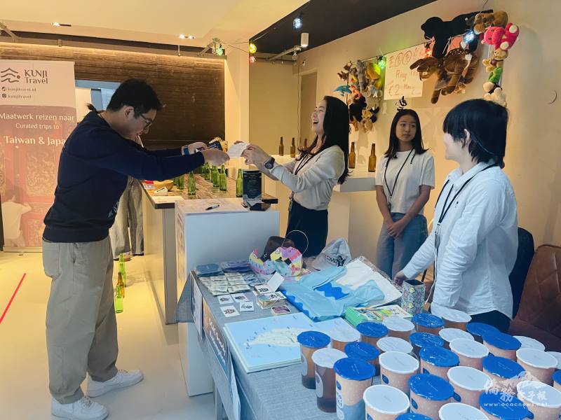 會場結合僑委會「揪團辦i僑卡享好康」推廣宣介攤位