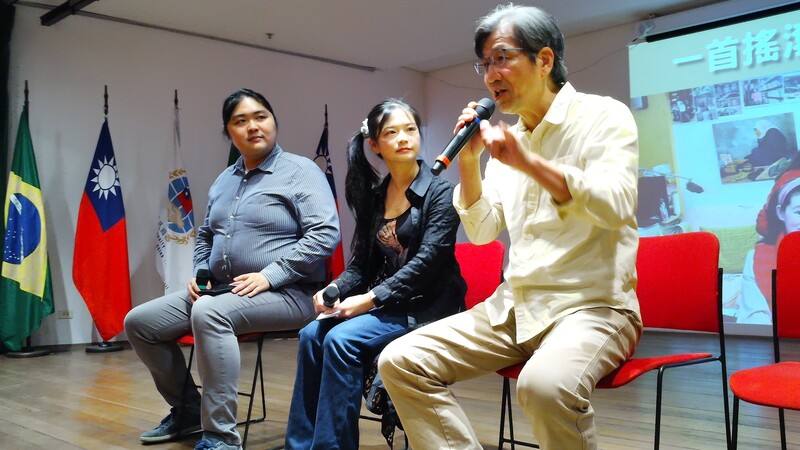 巴西聖保羅僑教中心27日舉辦紀錄片「一首搖滾上月球」放映暨映後座談，由台巴藝術文化交流協會會長謝如欣（中）主持，紀錄片主角之一巫錦輝（右）飛越半個地球親臨現場，與觀眾分享罕病家庭的照護歷程與心路轉折。