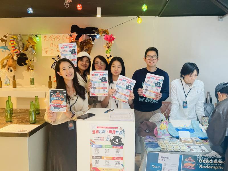 駐荷蘭代表處僑務秘書楊海華（中）在會場積極推介僑委會6大社群平臺