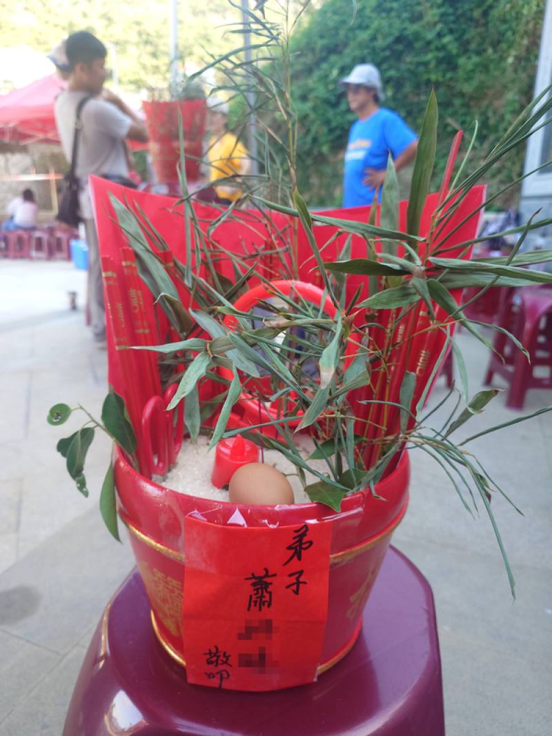 馬祖南竿牛峰境五靈公廟27日開放民眾持傳統習俗「紅斗」（圖）祈福，「紅斗」就是在紅色圓形木桶中，鋪上白米並插上蠟燭、紅蛋、榕樹葉、紅紙、筷子、鏡子、剪刀、尺等物，這項習俗源自臨水夫人信仰。