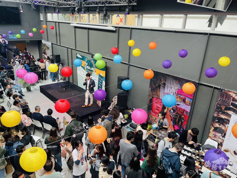 兩房藝聽基金會創辦人劉知昂(舞臺上）領導荷蘭僑界青年展現無窮創意與活力