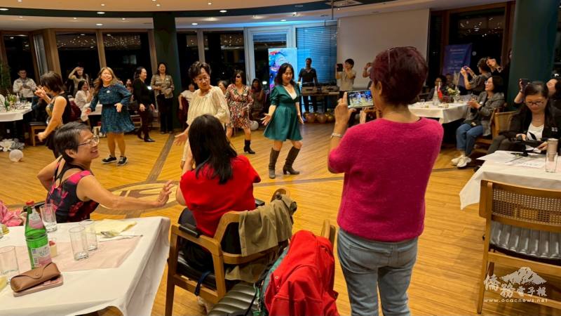 杜城臺灣婦女會獻上勁歌熱舞，與會姊妹在歡樂氛圍中舞動情誼，現場洋溢溫馨快樂