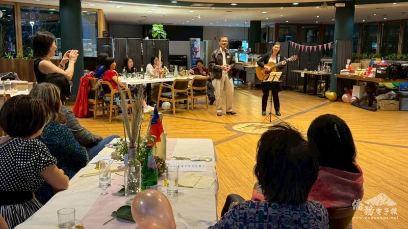 羅美舜處長攜夫人程宜宜女士，以悠揚吉他彈唱與活力帶動唱，生動展現音樂才藝與熱情互動的迷人魅力