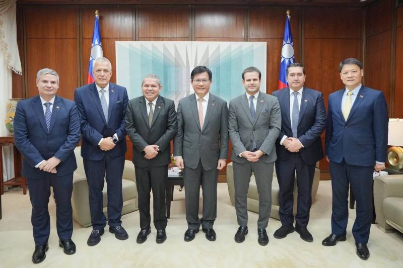 外交部長林佳龍（中）與哥倫比亞參議員培瑞茲（José Luis Pérez，左三）及訪團成員合影。