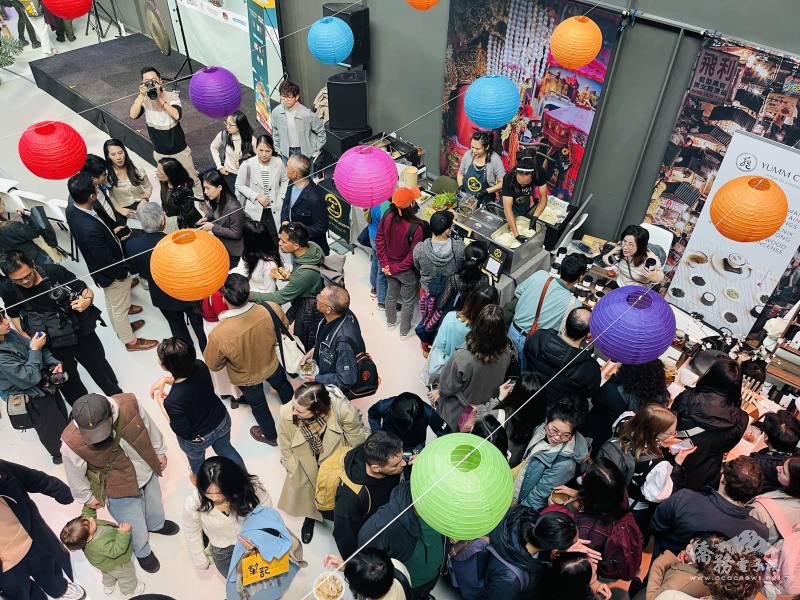 「臺灣文化日」盛宴首度於荷蘭阿姆斯特丹登場，現場人潮絡繹不絕
 