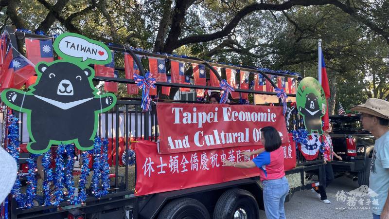 休士頓國慶籌備會成員一早即到會場布置遊行花車