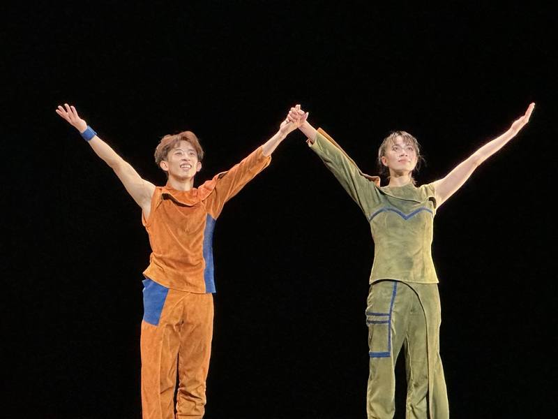 舞者林俊毅與洪維婷在紐約市立中心「秋季舞蹈節」演出「而且或者…」後向觀眾致意。