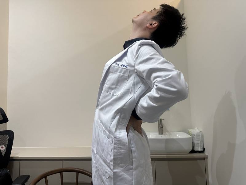 花蓮馬太鞍溪堰塞湖溢流釀災，「鏟子超人」連假期間湧入災區協助清掃。其澤中醫診所院長吳晉廷分享，舒緩急性腰部勞損，可採反向運動，雙手扶腰往後仰，舒緩腰部痠痛。