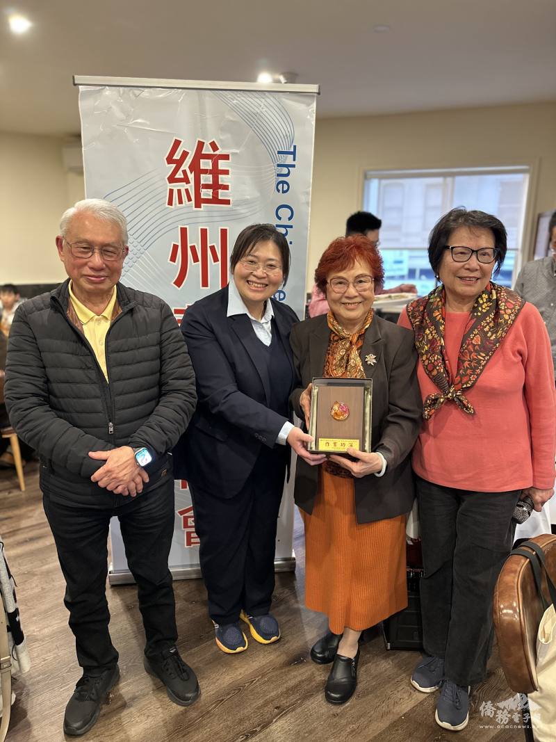 副組長楊容清、會長楊瑾玲與副校長蘇雪梨夫婦合影