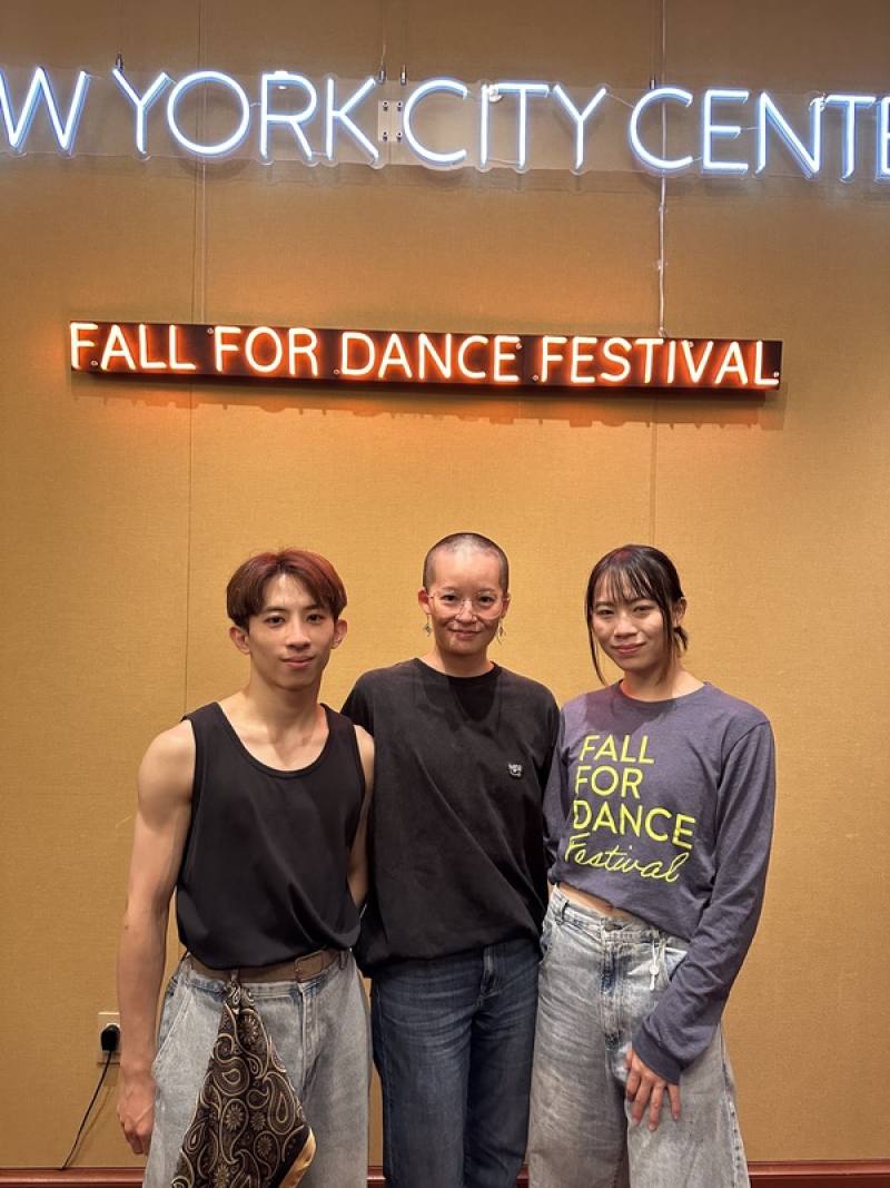 舞者林俊毅（左）、洪維婷（右）演出後與編舞者劉奕伶（中）合照。