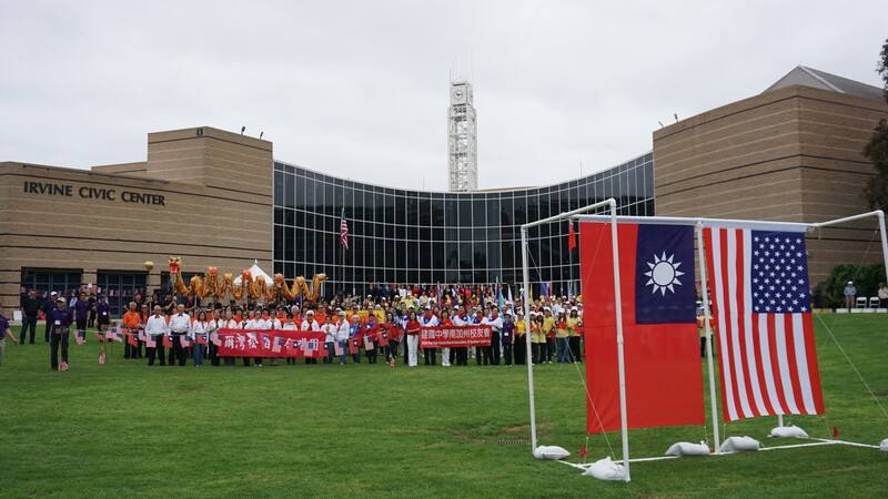加州橘郡僑胞慶祝雙十國慶，在爾灣（Irvine）市政府的草坪布置大型台美國旗。