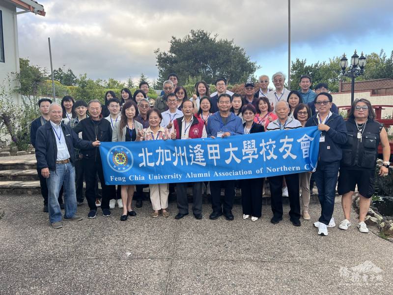 校友團聚溫馨合影