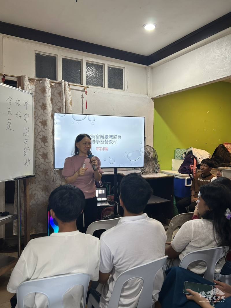 邵麗華老師於課堂上指導學生，並透過投影與AI應用工具示範。