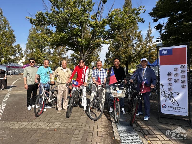 代表丘高偉與僑界出席貴賓合影