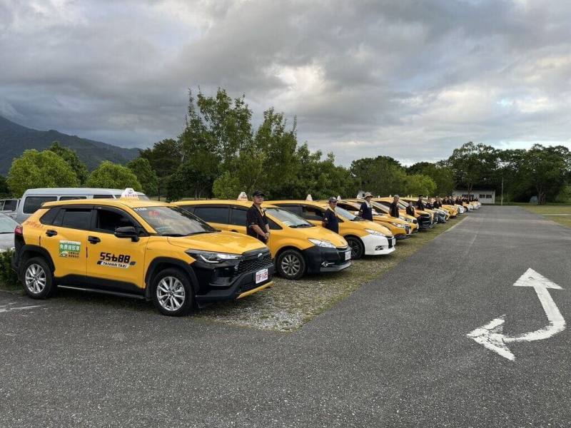 為協助花蓮光復民眾在整理家園期間有便利、即時交通接駁服務，公路局27日啟動免費計程車接駁專車計畫，提供經安置的民眾，於安置期間可免費搭乘往返回家清理家園。（交通部公路局提供）