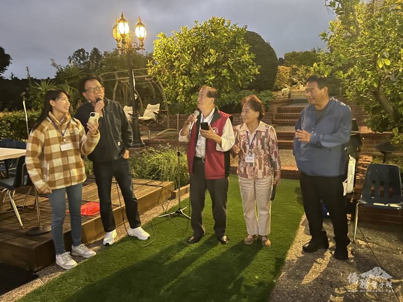 柔美的歌聲預先歡度中秋佳節