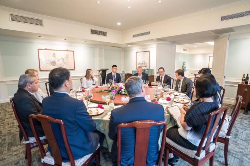 外交部政務次長陳明祺午宴歡迎哥倫比亞參議員培瑞茲（José Luis Pérez）訪問團。