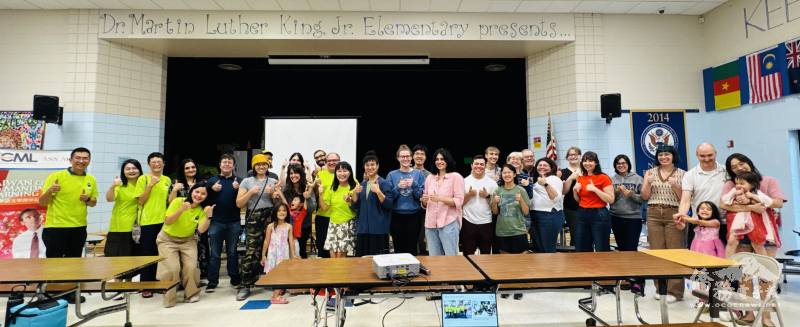 安娜堡中文學校校長王珍琿、臺灣華語文學習中心主任葉劉崑、教師周玉若、詹珂瑜、鄭亦螢，與安娜堡TCML成人班學生開心合影。