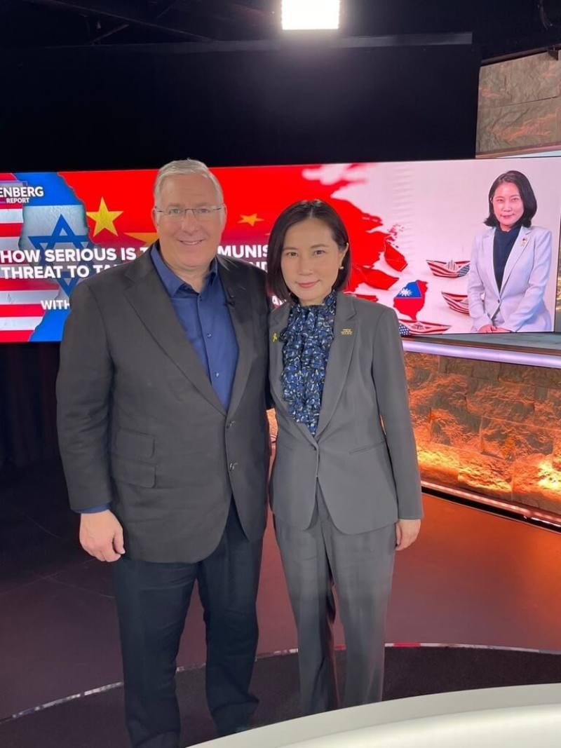 首頁 / 政治
駐以代表受訪：和平絕非理所當然　台灣全力建設國防
2025/9/27 18:32（9/27 18:46 更新）
駐以色列代表李雅萍接受美國基督教電視台「三一電視台」節目「羅森柏格報告」專訪表示，台灣從不視和平為理所當然，對國防建設始終全力以赴。圖為主持人羅森柏格（Joel Rosenberg）（左）與李雅萍（右）合影。（駐以色列代表處提供）