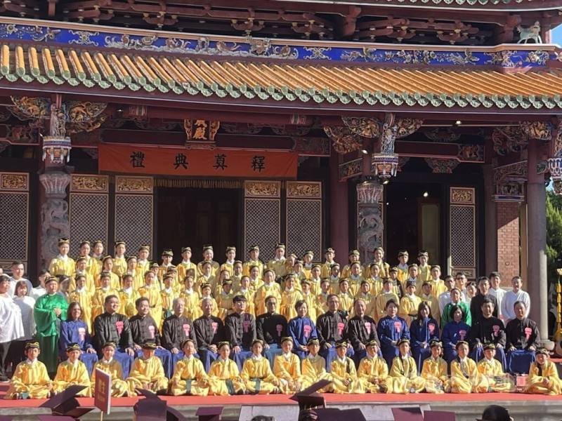 9月28日教師節，台北市孔廟舉辦「紀念大成至聖先師孔子誕辰2575週年釋奠典禮」，內政部長劉世芳（第2排左8）代表總統賴清德出席，日本論語普及會等外賓出席見證盛典。