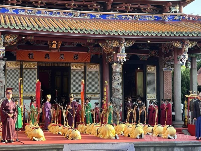 9月28日教師節，台北市孔廟舉辦「紀念大成至聖先師孔子誕辰2575週年釋奠典禮」，由重慶國中學生演繹鼓樂八音、大龍國小佾生演出佾舞，藉以敬仰聖賢。