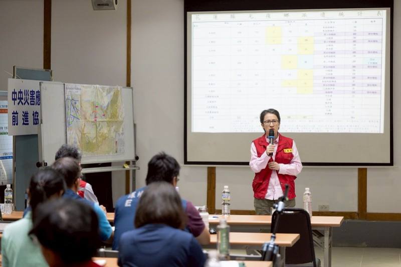 副總統至中央災害應變中心前進協調所瞭解目前各項工作進度及災民需求