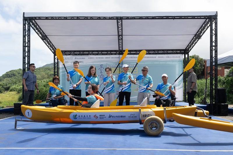 副總統與現場貴賓一同進行啟航儀式