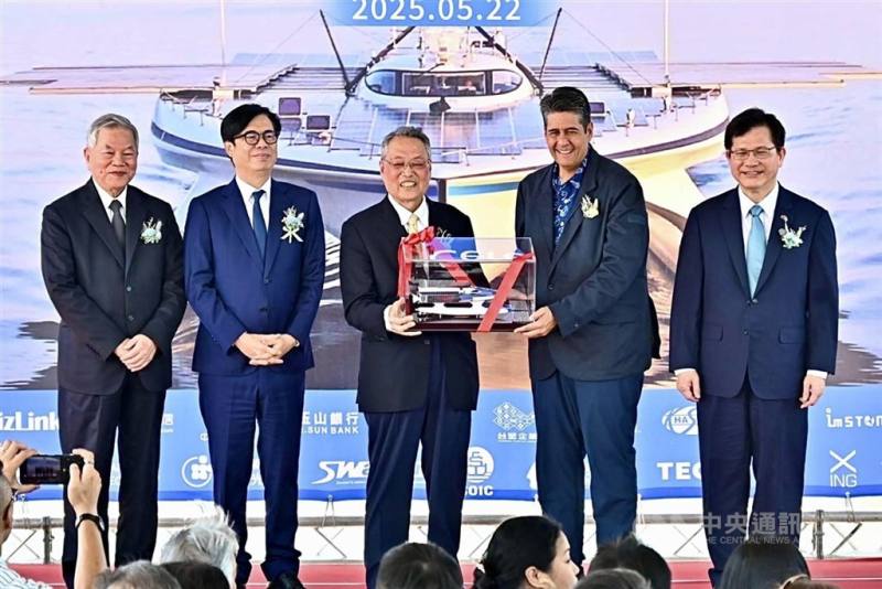 圖為高雄市長陳其邁（左2）、外交部長林佳龍（右）、帛琉總統惠恕仁（右2）、保利馬公司創辦人施振榮（中）及總統府資政沈榮津（左）出席「保利馬1號」命名揭牌及致贈船模儀式。（中央社檔案照片）