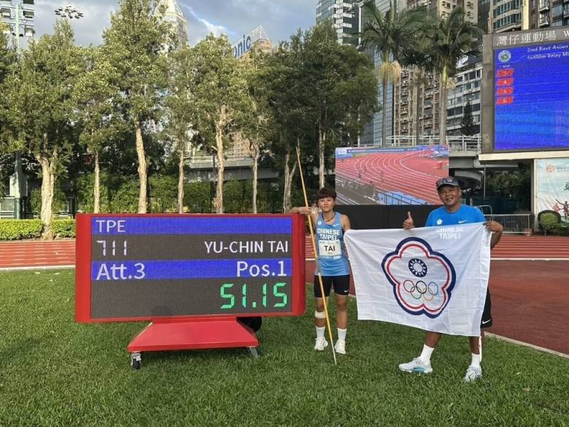 2025年東亞U20田徑錦標賽27日在香港舉行，台灣標槍女將戴佑芩（左）在決賽以51公尺15勇奪金牌，賽後開心與教練莊一鴻（右）合影。（田徑協會提供）