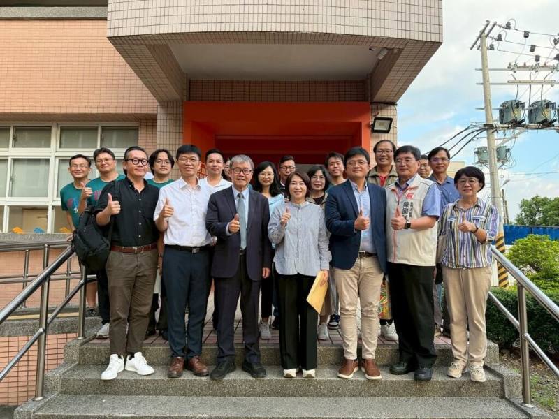 屏東縣長周春米（前中）與教育部長鄭英耀（前左3）9月27日一同與屏南地區中小學校長座談，共同為屏東的教育未來擘劃藍圖。（屏東縣政府提供）