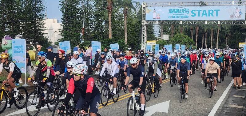 2025澎湖跳島101K自行車活動，來自國內近700車友，28日上午開騎挑戰，選手魚貫出發，場面壯觀，瀏覽最美麗海灣景色，也品嚐在地特色美食。