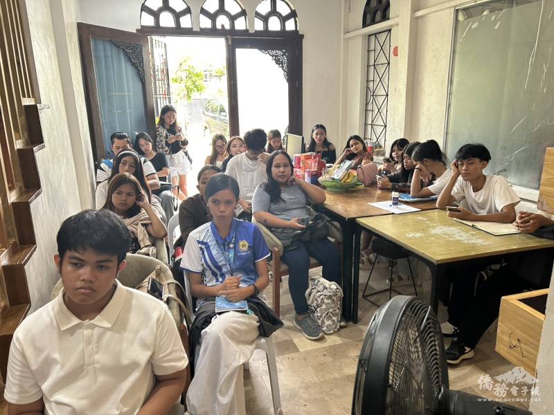 授課老師與學員們課後合影留念，展現第四期華語學習營結合AI教學的成果與團隊向心力。