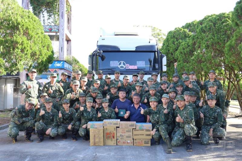 民間貨櫃車駕駛郭姓民眾與其兒子一同駕駛車輛，無償運送裝備、物資送往花蓮。（陸軍33化提供）