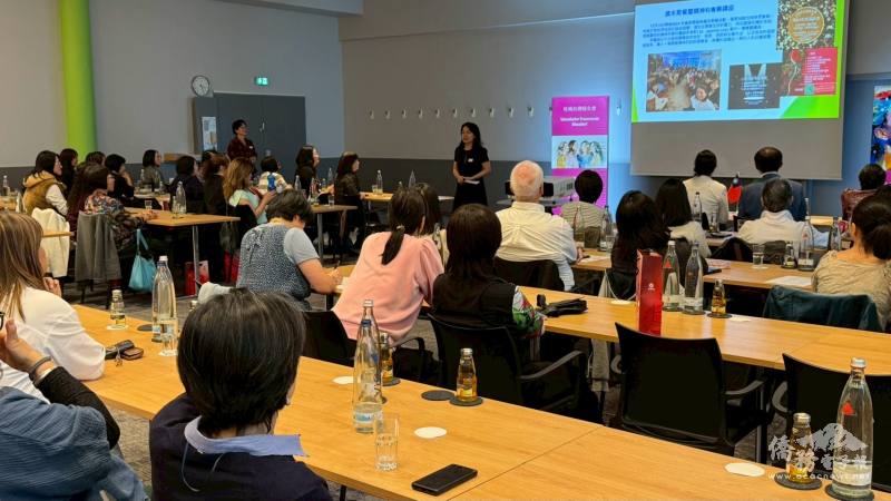 杜城臺灣婦女會會長彭瑞怡(中間站立者)致詞感謝僑委會及駐處支持，強調促進德國各地婦女會聯誼交流，盼透過多元活動深化姊妹情誼，共同成長